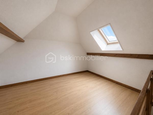À deux pas de toutes les commodités du centre-ville de Rumilly, découvrez ce T2 d'environ 40 m² situé au 2ᵉ étage d'une petite copropriété dont la toiture et les façades ont été récemment rénovées.

Vous accéderez directement à une pièce de vie lumineuse comprenant un séjour avec kitchenette ouverte. Ce niveau dispose également d'une salle d'eau avec WC, baignoire, emplacement pour machine à laver et ballon d'eau chaude.

Depuis le séjour, un escalier mène à une chambre aménagée sous les combles, offrant un espace nuit chaleureux et indépendant.

Côté technique, l'appartement est équipé de menuiseries bois double vitrage, d'un chauffage électrique individuel, d'une VMC ainsi que de nombreux espaces de rangement. Le Velux a été remplacé lors de la réfection récente de la toiture.

Une cave privative d'environ 20 m² en sous-sol complète ce bien et offre un espace de stockage particulièrement appréciable.

Les atouts :
Centre-ville de Rumilly
Toutes les commodités accessibles à pied
Exposition Est et belle luminosité
Trois grandes fenêtres dans la pièce de vie
Toiture et façades récemment rénovées
Velux récent
Cave d'environ 20 m²
Petite copropriété

Cet appartement nécessite des travaux de rénovation pour révéler tout son potentiel, mais constitue une excellente opportunité pour un premier achat ou un investissement locatif. Sa surface optimisée et sa configuration permettent d'envisager une rénovation maîtrisée afin de créer un logement confortable et attractif.

À découvrir rapidement !