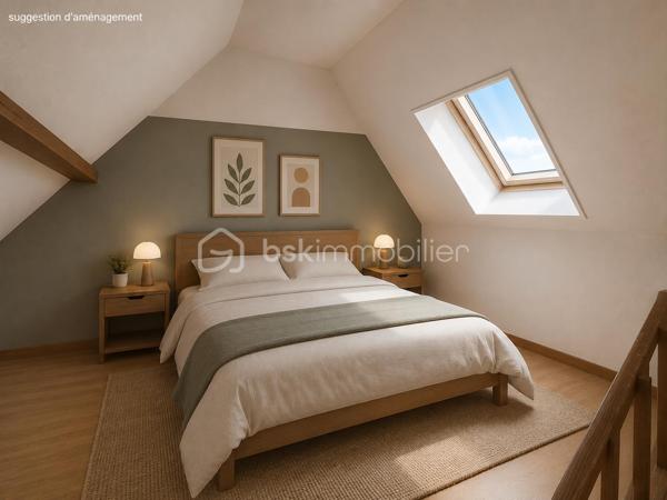 À deux pas de toutes les commodités du centre-ville de Rumilly, découvrez ce T2 d'environ 40 m² situé au 2ᵉ étage d'une petite copropriété dont la toiture et les façades ont été récemment rénovées.

Vous accéderez directement à une pièce de vie lumineuse comprenant un séjour avec kitchenette ouverte. Ce niveau dispose également d'une salle d'eau avec WC, baignoire, emplacement pour machine à laver et ballon d'eau chaude.

Depuis le séjour, un escalier mène à une chambre aménagée sous les combles, offrant un espace nuit chaleureux et indépendant.

Côté technique, l'appartement est équipé de menuiseries bois double vitrage, d'un chauffage électrique individuel, d'une VMC ainsi que de nombreux espaces de rangement. Le Velux a été remplacé lors de la réfection récente de la toiture.

Une cave privative d'environ 20 m² en sous-sol complète ce bien et offre un espace de stockage particulièrement appréciable.

Les atouts :
Centre-ville de Rumilly
Toutes les commodités accessibles à pied
Exposition Est et belle luminosité
Trois grandes fenêtres dans la pièce de vie
Toiture et façades récemment rénovées
Velux récent
Cave d'environ 20 m²
Petite copropriété

Cet appartement nécessite des travaux de rénovation pour révéler tout son potentiel, mais constitue une excellente opportunité pour un premier achat ou un investissement locatif. Sa surface optimisée et sa configuration permettent d'envisager une rénovation maîtrisée afin de créer un logement confortable et attractif.

À découvrir rapidement !