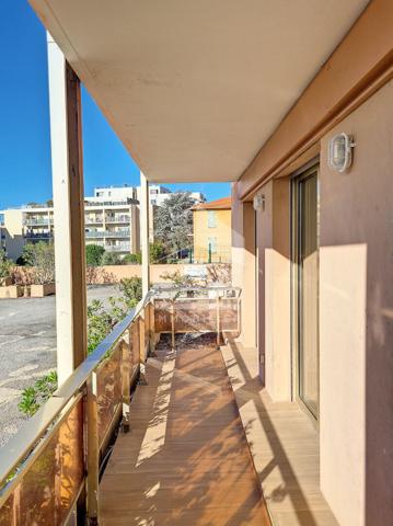 2 Pièces entièrement rénové, 50 M² avec parking et cave