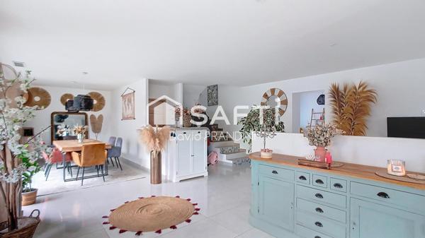 Maison contemporaine 4 chambres, piscine, terrasse.