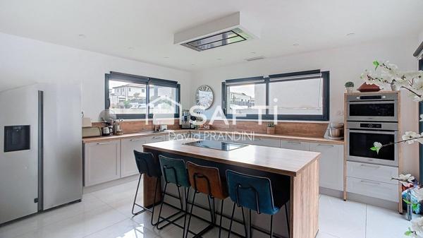 Maison contemporaine 4 chambres, piscine, terrasse.