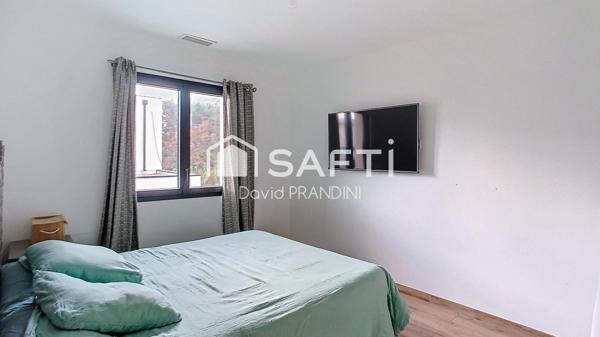 Maison contemporaine 4 chambres, piscine, terrasse.