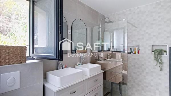 Maison contemporaine 4 chambres, piscine, terrasse.