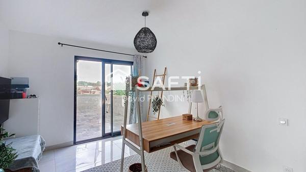 Maison contemporaine 4 chambres, piscine, terrasse.