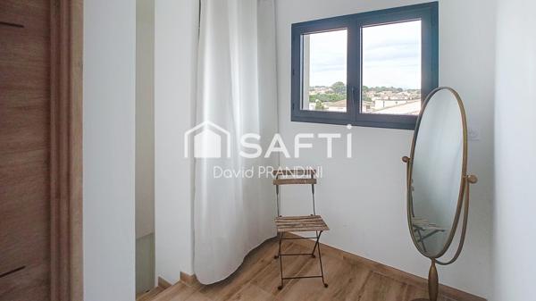 Maison contemporaine 4 chambres, piscine, terrasse.