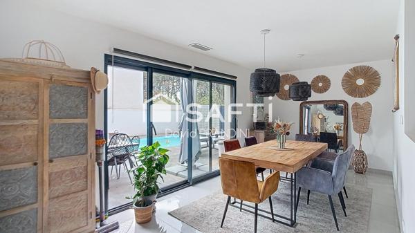 Maison contemporaine 4 chambres, piscine, terrasse.