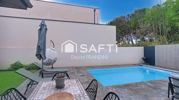 Maison contemporaine 4 chambres, piscine, terrasse.