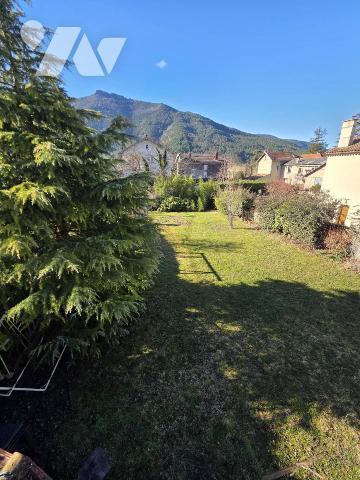 Maison d'habitation avec jardin attenant.
