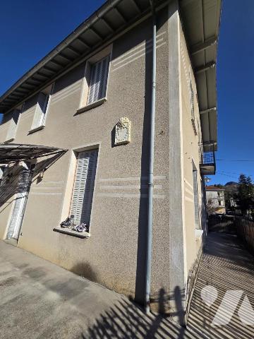 Maison d'habitation avec jardin attenant.