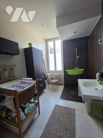 Maison d'habitation avec jardin attenant.