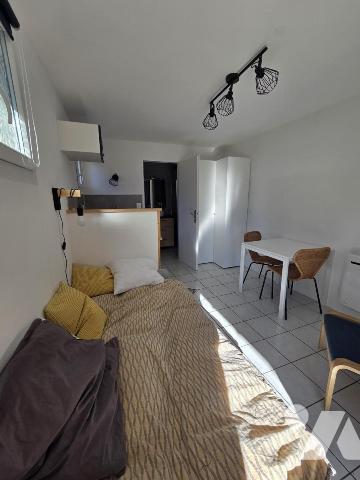 Maison d'habitation avec jardin attenant.