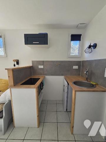 Maison d'habitation avec jardin attenant.