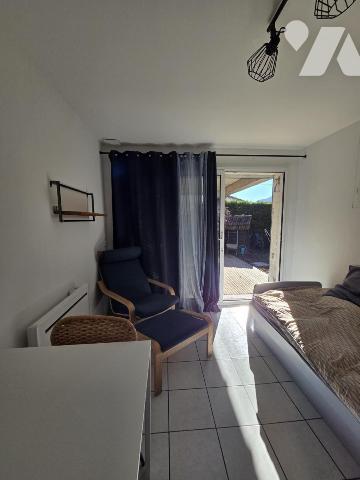 Maison d'habitation avec jardin attenant.