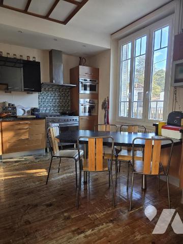 Maison d'habitation avec jardin attenant.