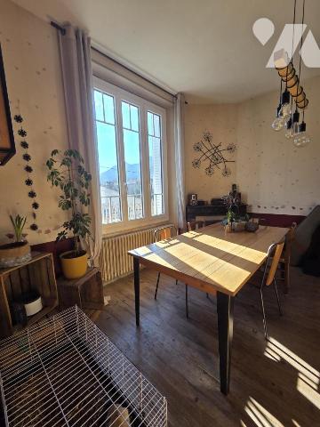 Maison d'habitation avec jardin attenant.