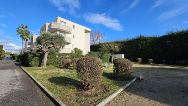 Appartement 3 pièces 41m2 avec grande terrasse et garage à Mandelieu