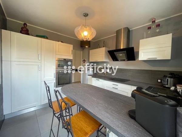 Maison
         5 pièces
        - 150 m² Exclusivité 368 000 € *