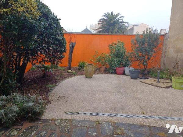 A VENDRE A Saint-Gilles-Croix-de-Vie - Maison en front de mer sur jardin 362m2