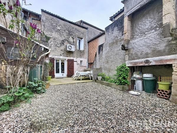 A Vendre Maison de ville en pierre avec cour intérieure au centre de Mézin