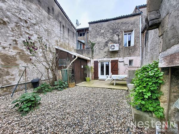 A Vendre Maison de ville en pierre avec cour intérieure au centre de Mézin