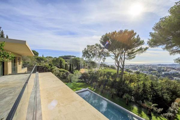 Villa contemporaine de 10 pièces avec vue mer panoramique à vendre à Mougins
