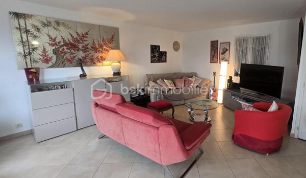 Dans l'un des secteurs les plus recherchés de Costebelle,

Découvrez cette belle maison construite en 2008 offrant 113 m² habitables dans un environnement résidentiel privilégié.

Dès l'entrée, vous serez séduits par ses volumes, sa luminosité et son confort. La pièce de vie chaleureuse avec cuisine ouverte invite à la convivialité et se prolonge sur une superbe terrasse de 64 m², véritable espace de vie extérieur idéal pour vos repas, moments de détente ou soirées entre amis. Pour plus de confort, un WC indépendant complète l'espace de vie, une place de stationnement privatif extérieur et un accès direct au garage par un escalier intérieur.

A l'étage, la maison propose trois belles chambres toutes climatisées dont une suite parentale avec grand dressing, salle d'eau et WC , une seconde salle de bains complète l'étage ainsi qu'un 3è WC indépendant.

Une maison clé en main, alliant confort, modernité et qualité de vie.

Un bien rare sur le secteur, à visiter sans tarder