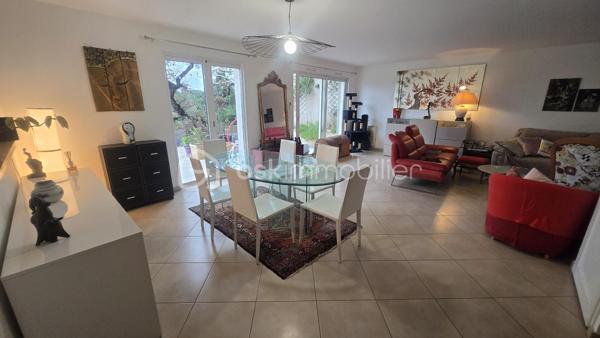 Dans l'un des secteurs les plus recherchés de Costebelle,

Découvrez cette belle maison construite en 2008 offrant 113 m² habitables dans un environnement résidentiel privilégié.

Dès l'entrée, vous serez séduits par ses volumes, sa luminosité et son confort. La pièce de vie chaleureuse avec cuisine ouverte invite à la convivialité et se prolonge sur une superbe terrasse de 64 m², véritable espace de vie extérieur idéal pour vos repas, moments de détente ou soirées entre amis. Pour plus de confort, un WC indépendant complète l'espace de vie, une place de stationnement privatif extérieur et un accès direct au garage par un escalier intérieur.

A l'étage, la maison propose trois belles chambres toutes climatisées dont une suite parentale avec grand dressing, salle d'eau et WC , une seconde salle de bains complète l'étage ainsi qu'un 3è WC indépendant.

Une maison clé en main, alliant confort, modernité et qualité de vie.

Un bien rare sur le secteur, à visiter sans tarder