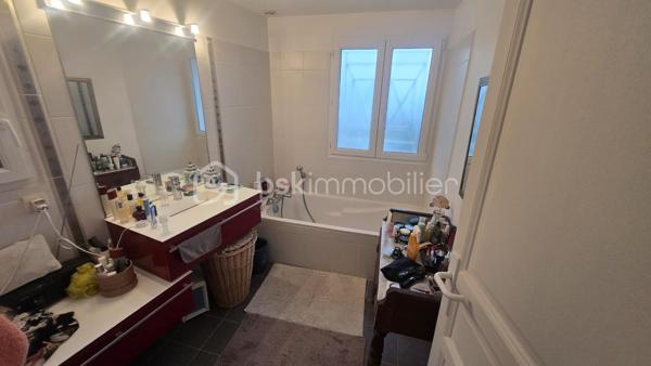 Dans l'un des secteurs les plus recherchés de Costebelle,

Découvrez cette belle maison construite en 2008 offrant 113 m² habitables dans un environnement résidentiel privilégié.

Dès l'entrée, vous serez séduits par ses volumes, sa luminosité et son confort. La pièce de vie chaleureuse avec cuisine ouverte invite à la convivialité et se prolonge sur une superbe terrasse de 64 m², véritable espace de vie extérieur idéal pour vos repas, moments de détente ou soirées entre amis. Pour plus de confort, un WC indépendant complète l'espace de vie, une place de stationnement privatif extérieur et un accès direct au garage par un escalier intérieur.

A l'étage, la maison propose trois belles chambres toutes climatisées dont une suite parentale avec grand dressing, salle d'eau et WC , une seconde salle de bains complète l'étage ainsi qu'un 3è WC indépendant.

Une maison clé en main, alliant confort, modernité et qualité de vie.

Un bien rare sur le secteur, à visiter sans tarder