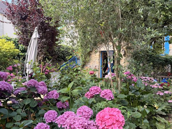 – MAISON DE CARACTÈRE DE CHARME AVEC JARDIN CLOS DE MURS