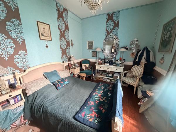 – MAISON DE CARACTÈRE DE CHARME AVEC JARDIN CLOS DE MURS