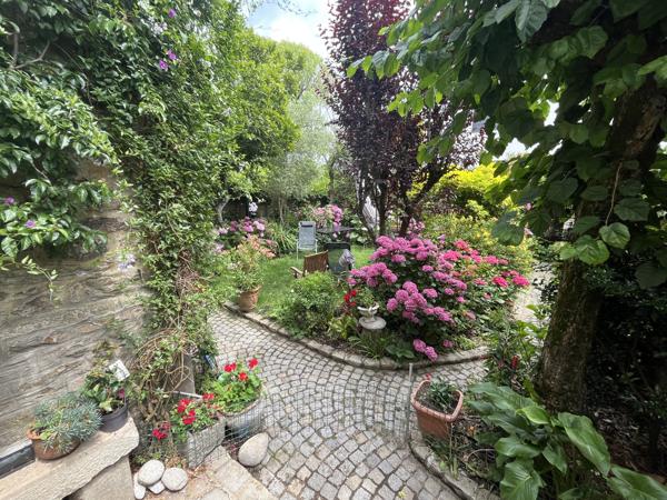 – MAISON DE CARACTÈRE DE CHARME AVEC JARDIN CLOS DE MURS
