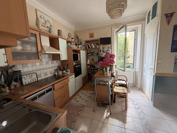 – MAISON DE CARACTÈRE DE CHARME AVEC JARDIN CLOS DE MURS