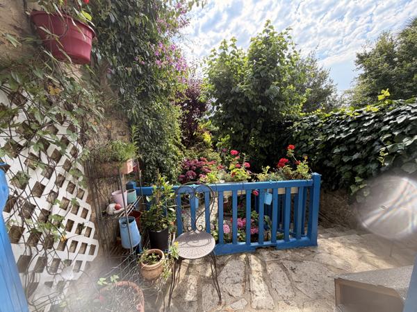 – MAISON DE CARACTÈRE DE CHARME AVEC JARDIN CLOS DE MURS