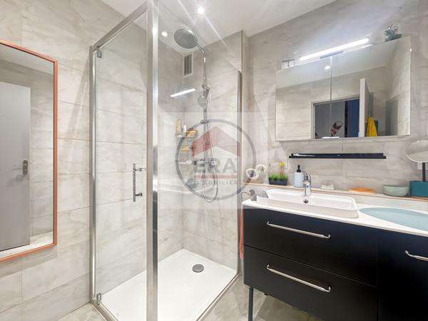 APPARTEMENT 4 PIECES TRAVERSANT DE 80M², COEUR DE VILLE