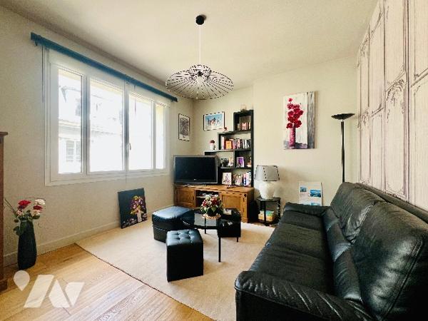 TOURS 
Rue Richelieu- Rue des Halles
Proximité immédiate du tramway
9 minutes à pied de la gare