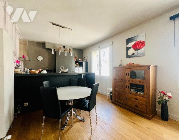 TOURS 
Rue Richelieu- Rue des Halles
Proximité immédiate du tramway
9 minutes à pied de la gare