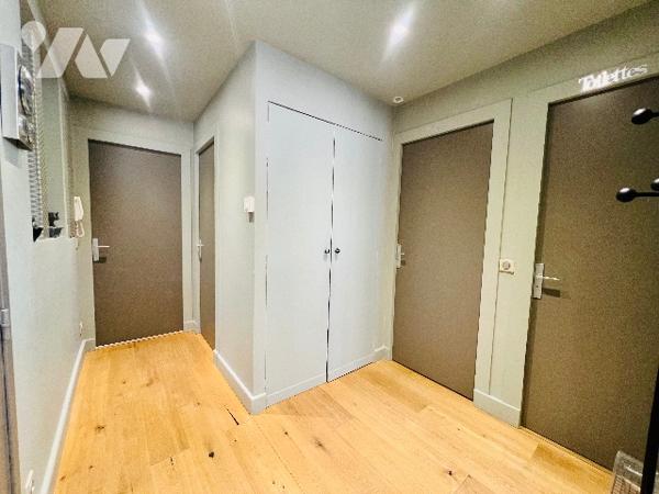 TOURS 
Rue Richelieu- Rue des Halles
Proximité immédiate du tramway
9 minutes à pied de la gare