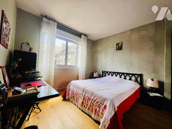 TOURS 
Rue Richelieu- Rue des Halles
Proximité immédiate du tramway
9 minutes à pied de la gare