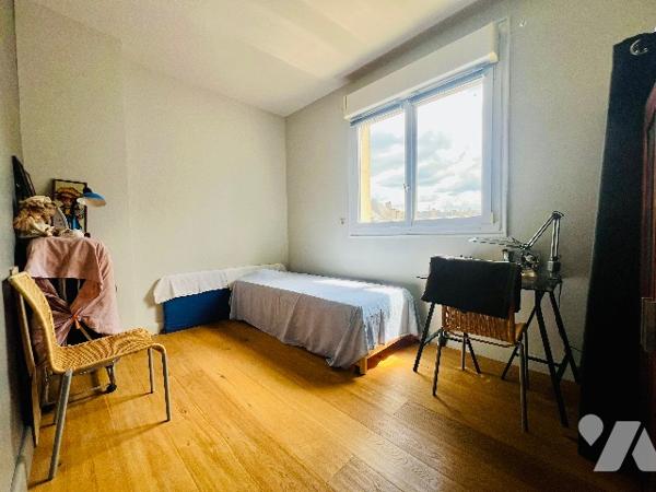 TOURS 
Rue Richelieu- Rue des Halles
Proximité immédiate du tramway
9 minutes à pied de la gare