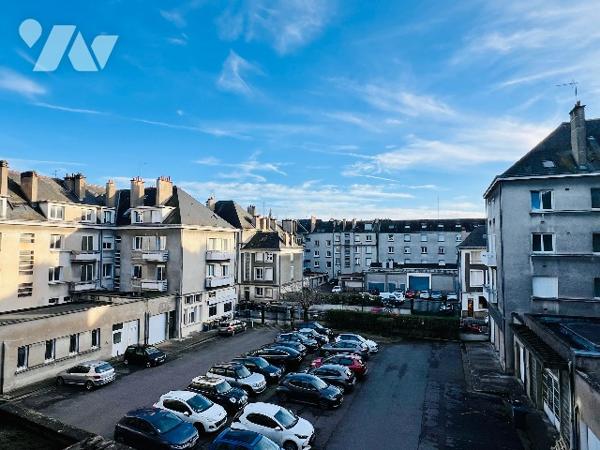 TOURS 
Rue Richelieu- Rue des Halles
Proximité immédiate du tramway
9 minutes à pied de la gare