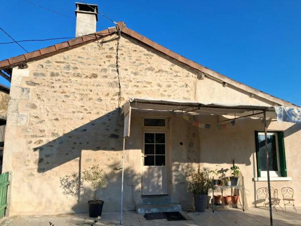 Jolie maison en pierre de plain-pied dans un hameau au calme