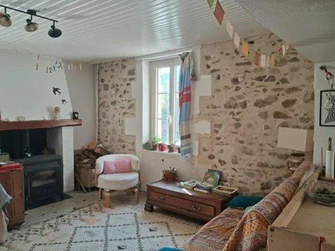Jolie maison en pierre de plain-pied dans un hameau au calme