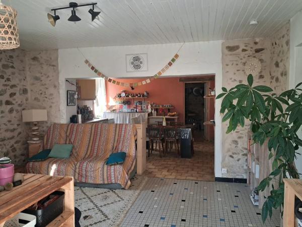 Jolie maison en pierre de plain-pied dans un hameau au calme