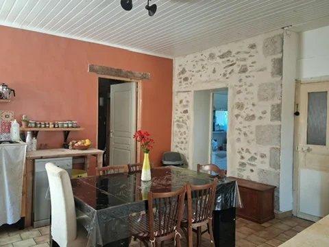 Jolie maison en pierre de plain-pied dans un hameau au calme