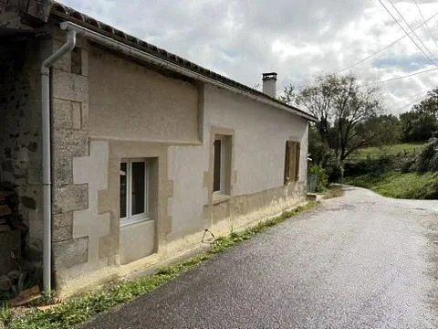 Jolie maison en pierre de plain-pied dans un hameau au calme