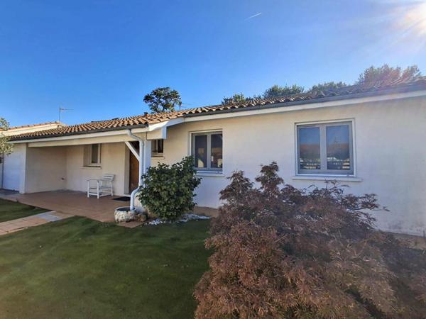 Maison contemporaine rénovée, prête à vivre, avec piscine, garage et panneaux solaires