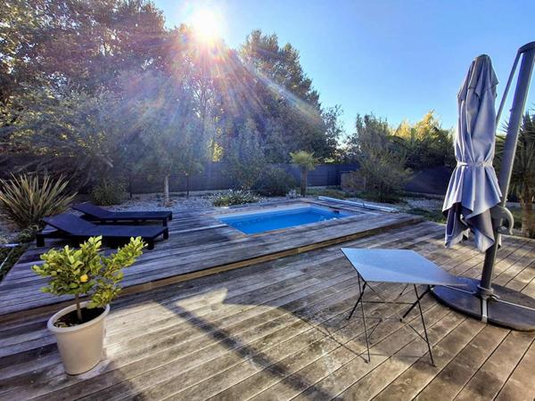 Maison contemporaine rénovée, prête à vivre, avec piscine, garage et panneaux solaires