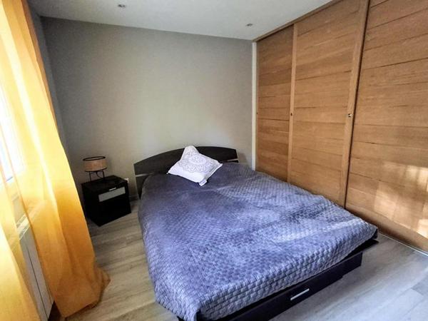 Maison contemporaine rénovée, prête à vivre, avec piscine, garage et panneaux solaires