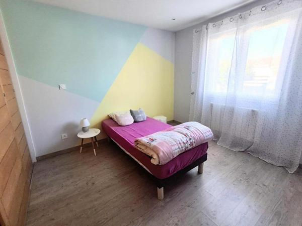 Maison contemporaine rénovée, prête à vivre, avec piscine, garage et panneaux solaires