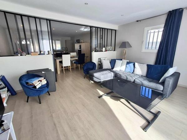 Maison contemporaine rénovée, prête à vivre, avec piscine, garage et panneaux solaires